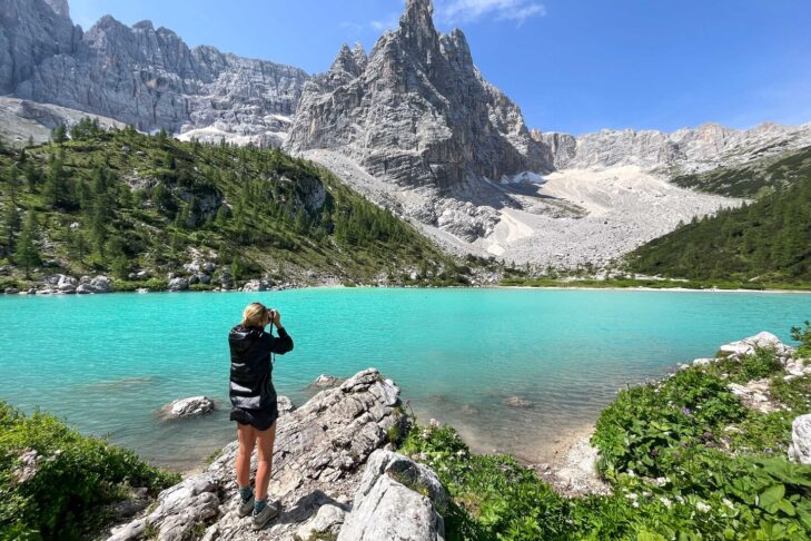 Bekannt für seine außergewöhnliche Farbe und die unvergleichliche Lage, ist der Lago di Sorapis gerade ein Highlight für Abenteuerlustige, die erst länger wandern müssen, um sein Ufer zu erreichen