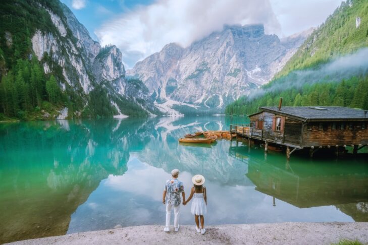 Der Lago di Braies im Herzen der Dolomiten ist zwar deutlich kleiner als der Gardasee oder der Lago Maggiore, ist aber dennoch einer der schönsten Bergseen in Italien.