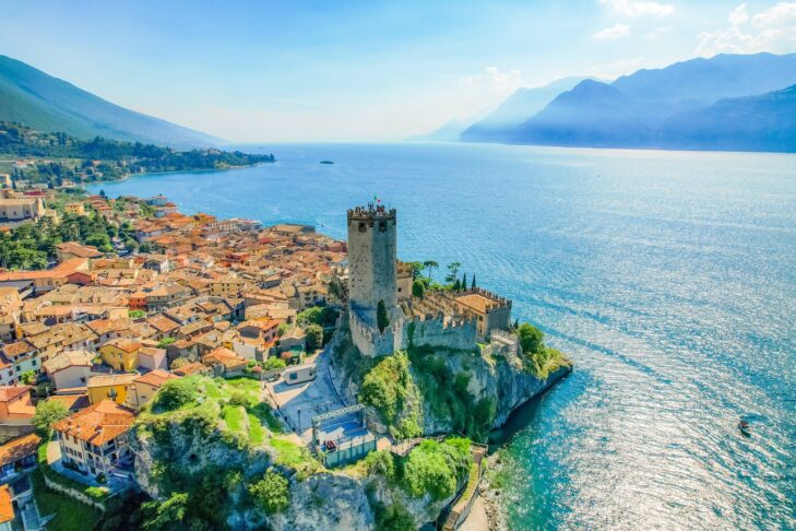 Die Scaligerburg ist das Wahrzeichen von Malcesine, einem der vielen charmanten Orte an den Ufern des Gardasees.