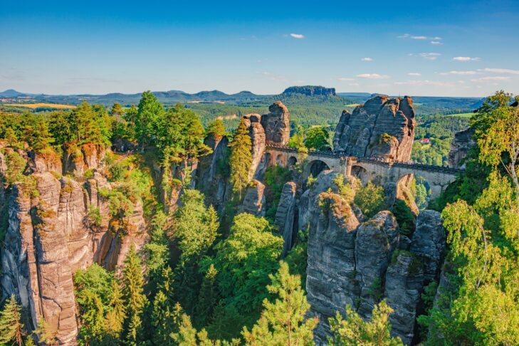 Ein absoluter Besuchermagnet im Nationalpark Sächsische Schweiz ist die weltbekannte Basteibrücke im Elbsandsteingebirge.