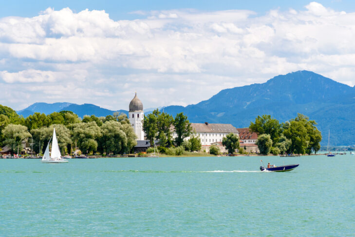 Wer an den Chiemsee reist, der darf sich auf keinen Fall das im Jahr 2025 offiziell zum UNESCO-Weltkulturerbe erklärte Schloss Herrenchiemsee entgehen lassen.