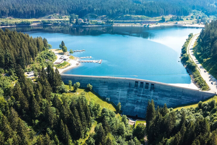 Die Staumauer sorgt dafür, dass der Wasserstand im Schluchsee immer so gut ist, dass Einheimische und Aktivurlauber hier im Schwarzwald den Sommer genießen können.