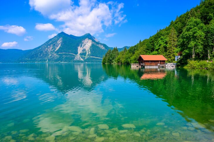 Im Sommer können Aktivurlauber die Ruhe am Walchsees genießen und seine Ufer zu Fuß oder mit dem Rad erkunden.