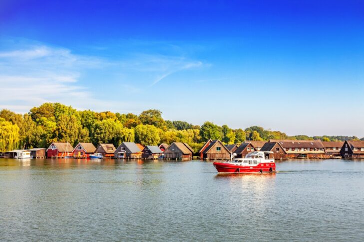 Rein ins Boot, rauf aufs Wasser: an der Müritz spielt sich das Leben im Sommer vor allem auf dem See ab.