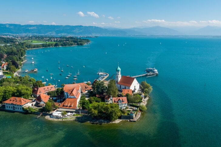 Mit 536 Quadratkilometern ist der Bodensee der größte See Deutschlands, an dessen Ufer Orte wie Wasserburg liegen und der sich sogar bis nach Österreich und in die Schweiz erstreckt.