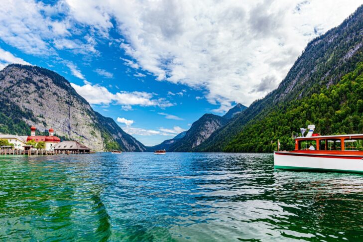 Kaum ein Ort steht so beispielhaft für die traumhafte Landschaft der bayerischen Alpen, wie der Königssee.
