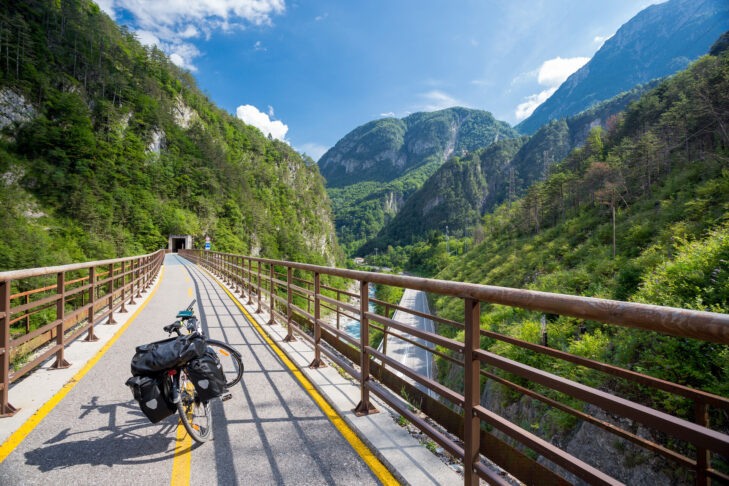 Der Alpe-Adria-Radweg ist einer der beliebtesten seiner Art in den Alpen und führt, wie der Name schon sagt, von Österreich bis nach Italien ans Mittelmeer.