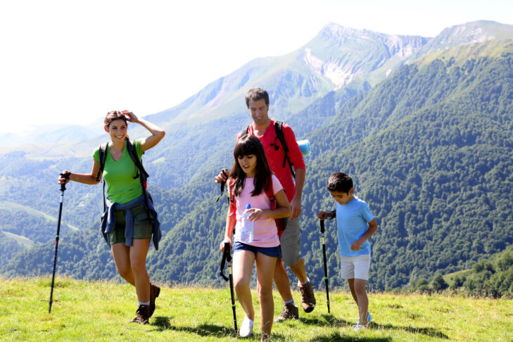 In den Alpen gibt es viele tolle Wanderrouten, auf denen auch Kinder richtig Spaß haben können.