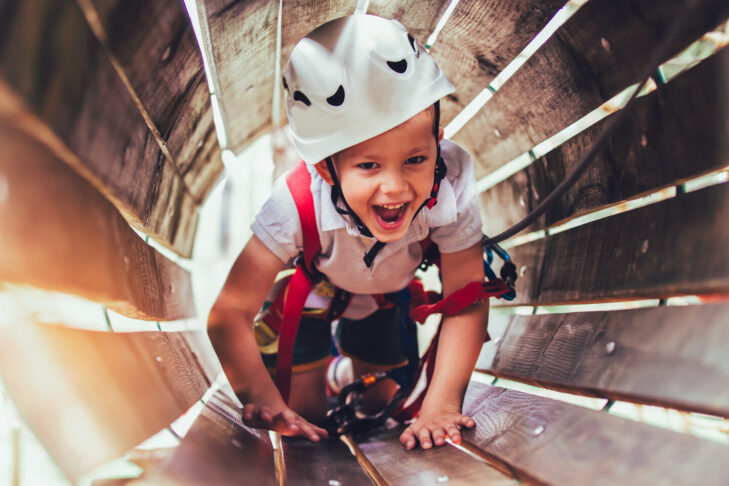 Für Kinder ist ein Ausflug in einen Kletterpark ein großes Erlebnis.