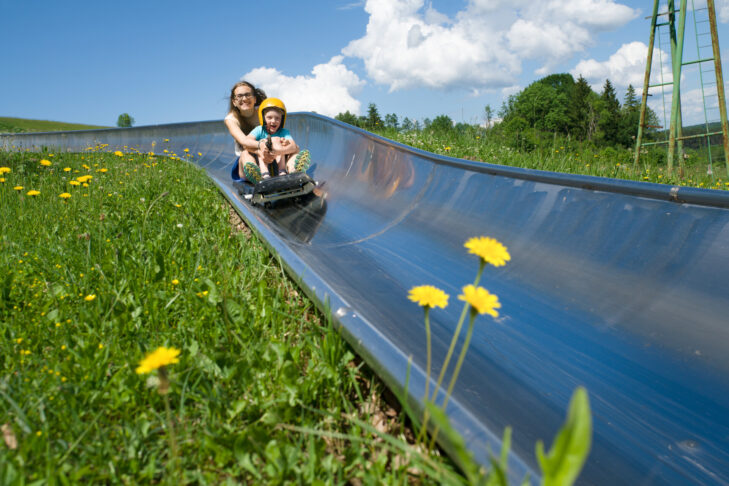 Sommerrodelbahnen sind für große und kleine Aktivurlauber immer ein rasanter Spaß.