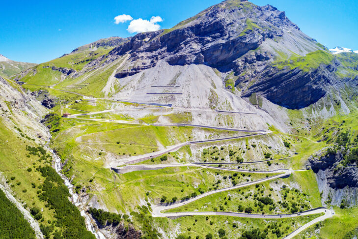 Der Passo dello Stelvio windet sich auf der Nordseite in 48 spektakulären Kehren hinauf auf bis zu 2.757 m Höhe und ist damit eine der besten Fahrerstrecke der Welt.