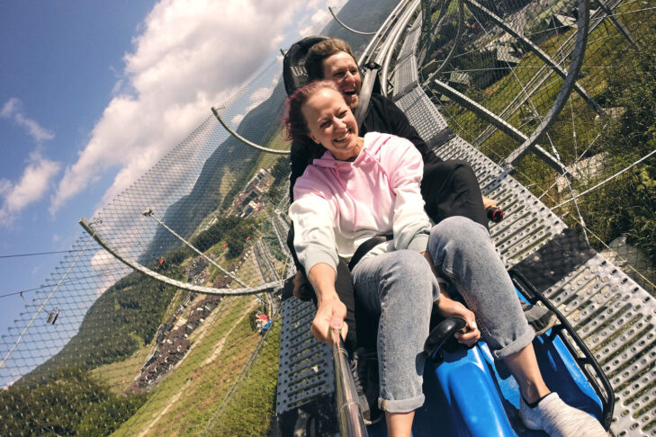 Neben klassischen Sommerrodelbahnen haben sich mittlerweile auch Alpine-Coaster, also gleichermaßen Sommer-Achterbahnen, etabliert.