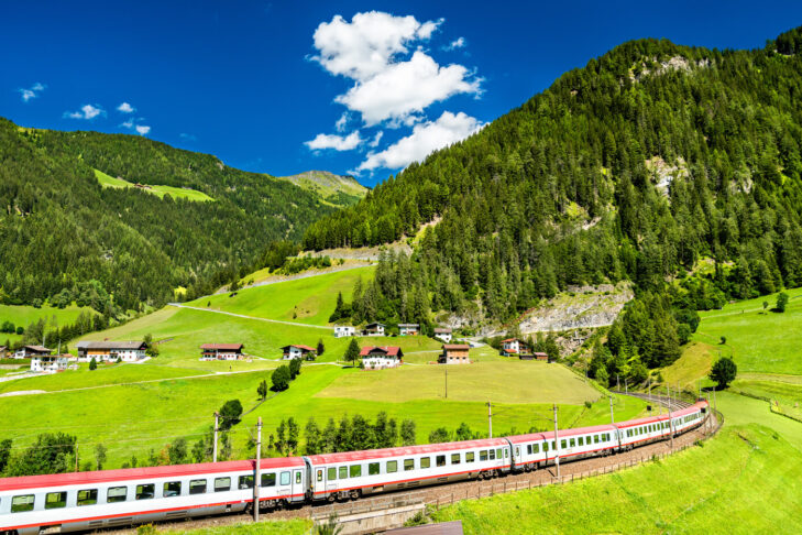 Die Züge der Brennerbahn verbinden Innsbruck in Tirol mit der Region Norditalien, die im Sommer bei Aktivurlaubern extrem beliebt ist.