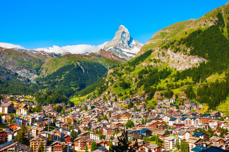 Ein ikonisches Bild in der Schweiz: im Tal der Nobelort Zermatt und fast schon am Horizont der Gipfel des Matterhorns.