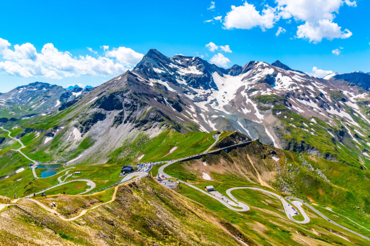 Auf einer Länge von 60 km windet sich die Grossglockner Hochalpenstraße als bekannteste Passstraße in Österreich auf bis zu 2.474 m Höhe.