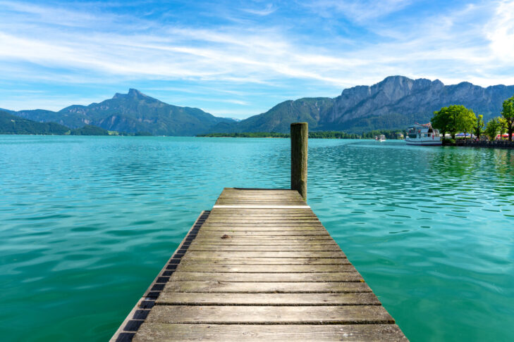 Türkises Wasser und beeindruckende Berge im Hintergrund: das ist die Kulisse, die Besuchern am Mondsee geboten wird.
