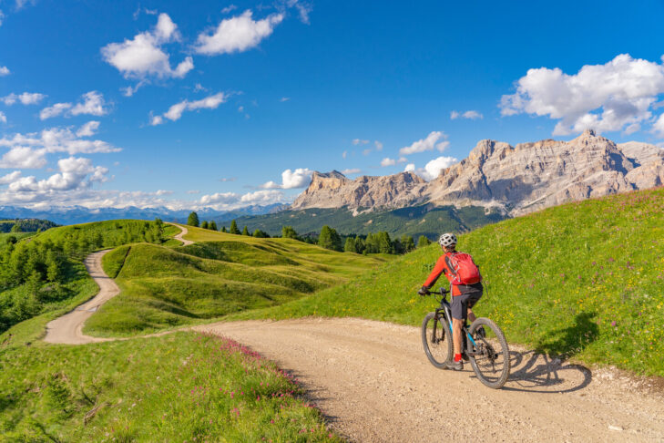Wer auf seinem Zweirad den Etschradweg in Angriff nimmt, der kann hier auch die traumhafte Berglandschaft der Dolomiten genießen.