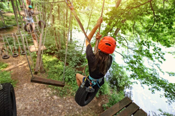 In der Schweiz sind Kletterparks auch als Seilparks bekannt, da es hier viele Kletterelemente wie Schaukeln oder an Seilen aufgehängte Reifen gibt.