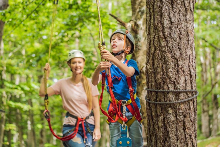 Kletterparks und Hochseilgärten sind gerade im Sommerurlaub ein beliebtes Ausflugsziel für Aktivurlauber und ihre Familien.