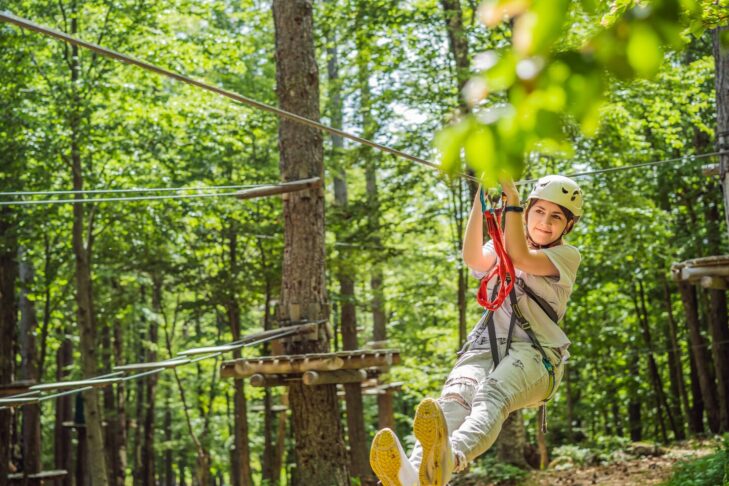 Seilrutschen, Ziplines und Flying Foxes sorgen in Kletterparks dafür, dass Besucher hier auch richtig rasant unterwegs sein können.