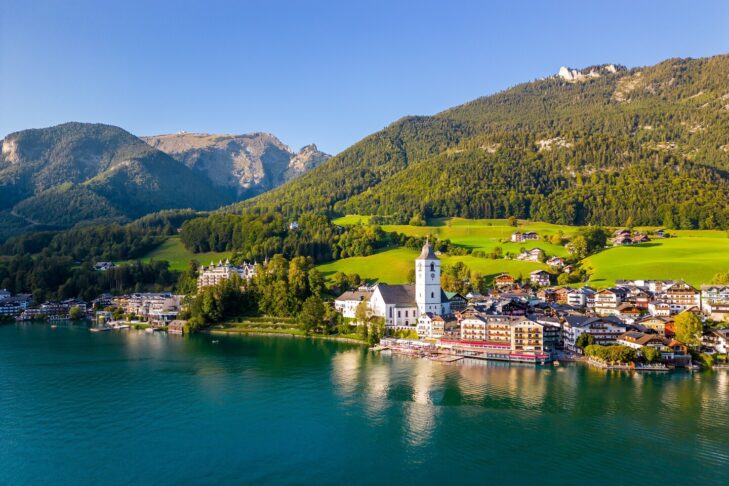 Nicht nur wegen seines Namens ist der Ort Sankt Wolfgang das Zentrum, das Besucher am Wolfgangsee unbedingt entdecken sollten.