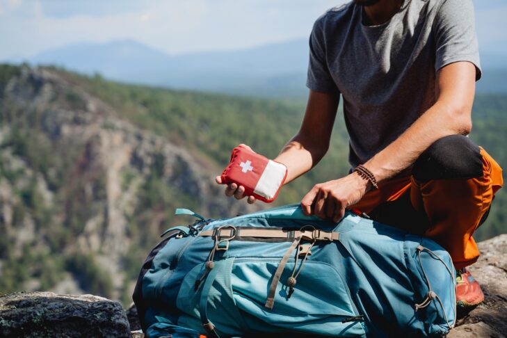 Aktivurlauber, die sich zu einer Wanderung in den Alpen aufmachen, sollten sich hier immer an einer Packliste orientieren, damit sie nichts vergessen: etwa das Erste-Hilfe-Set.