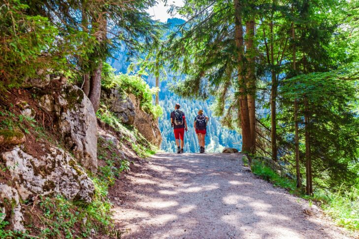 Auf einer Wanderung in der Bergen machen heute im 21. Jahrhundert auch technische Gadgets das Leben auf den Wegen einfacher.