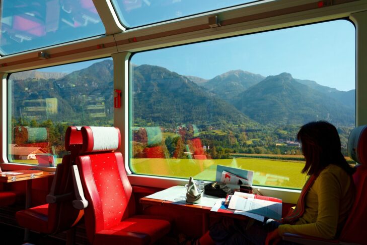 Wer mit dem Zug durch die Alpen reist, der kann hier in Speise- und Panoramawagen die Aussicht auf die Berge genießen.