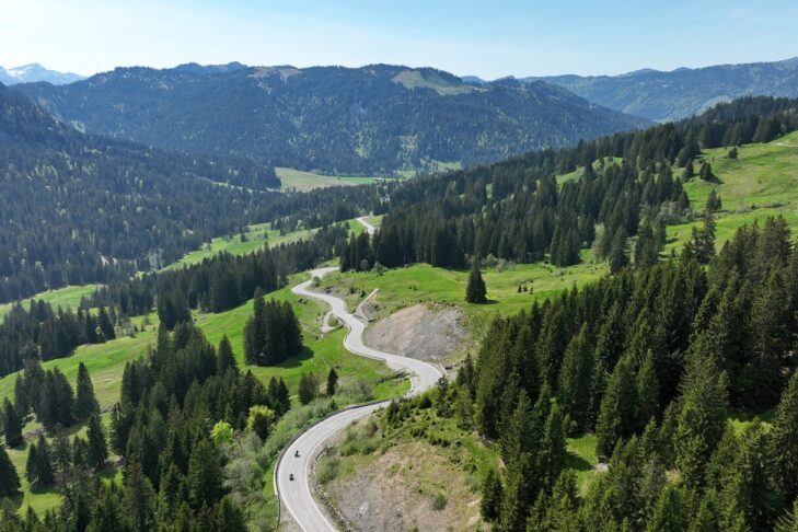 Nur wenige Kilometer von Oberstdorf liegt der Riedbergpass, der mit 1.407 m die höchste Passstraße Deutschlands ist.