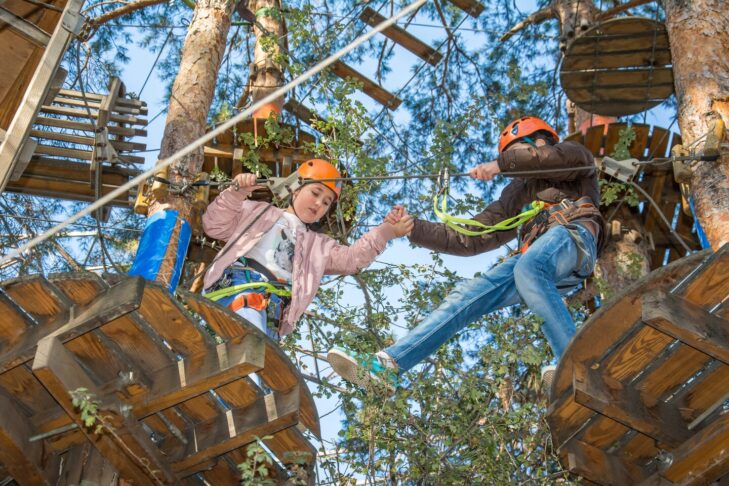 Im Kletterpark sollten Besucher sich immer auch einander helfen.