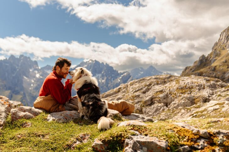 Für einen Urlaub in den Bergen bietet sich auch immer eine Wanderung mit Hund an.