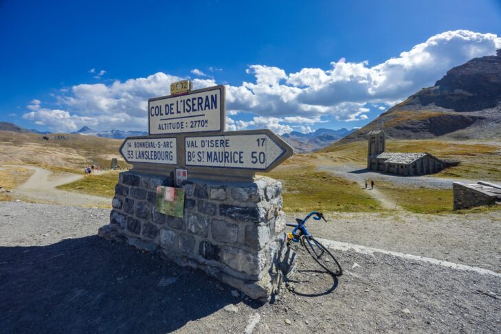 Sportfans ist die Passstraße zum Col de l'Iseran vor allem als 2.770 m hoher Berggigant aus dem Programm der Tour de France bekannt.