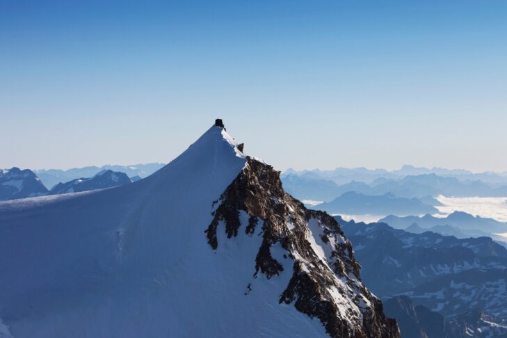 Auf der Signalkuppe (Italienisch: Punta Gnifetti) liegt in 4.554 m die Schutzhütte “Capanna Regina Margherita”, die damit auch das höchstgelegene Gebäude Europas ist.