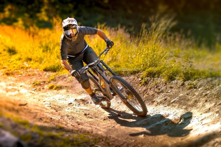 Mit der richtigen Ausrüstung, darunter Handschuhe, Helm, Bikebrille und Schonern, gehen Radfahrer in Bikeparks wortwörtlich auf Nummer sicher.