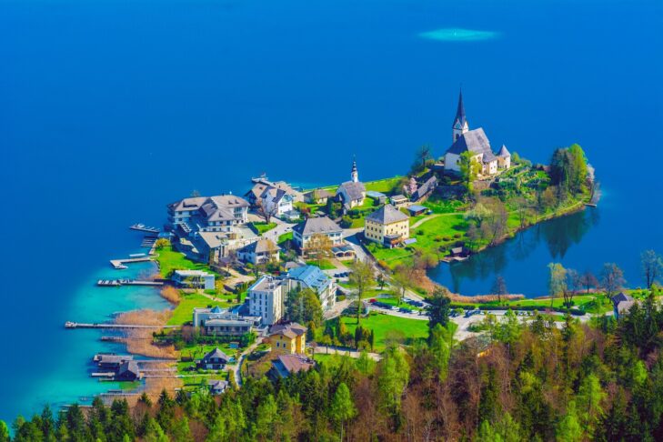 Urlauber, die im Sommer an den Wörthersee reisen, können ihren Aufenthalt dort auch in den charmanten Orten am Ufer genießen.
