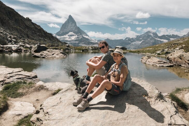 Wer mit seinem Hund bei einer Wanderung in den Bergen unterwegs ist, wie am Matterhorn, sollte immer auch reichlich Pausen einlegen.