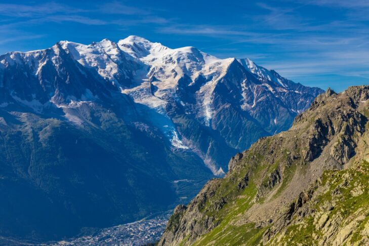 Mit 4.806 m Höhe ist der Mont Blanc auf der Grenze zwischen Frankreich und Italien der höchste Berg in den Alpen.