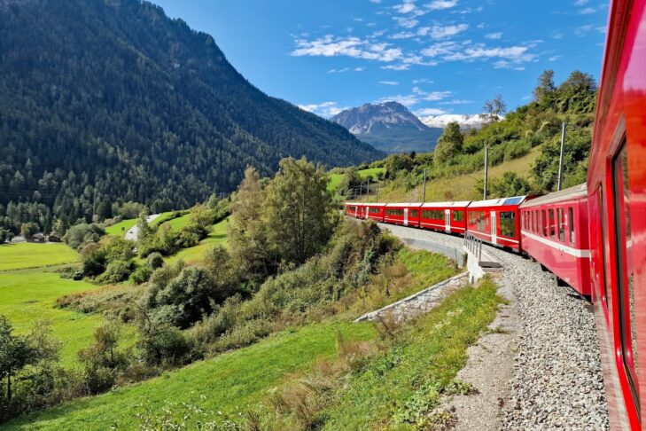 Stressfrei und klimafreundlich: so lässt sich die Zuganreise durch und in die Alpen wohl am besten beschreiben.