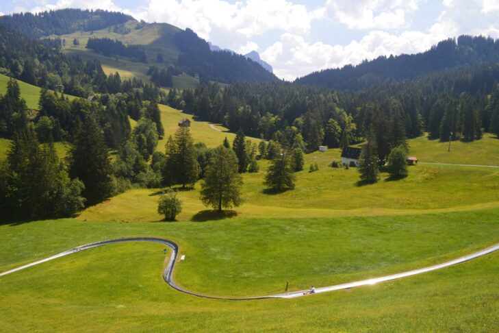 Traditionelle Sommerrodelbahnen sind nicht auf einem Gerüst aufgebaut, sondern "schmiegen" sich an das natürliche Gefälle der Hänge an.