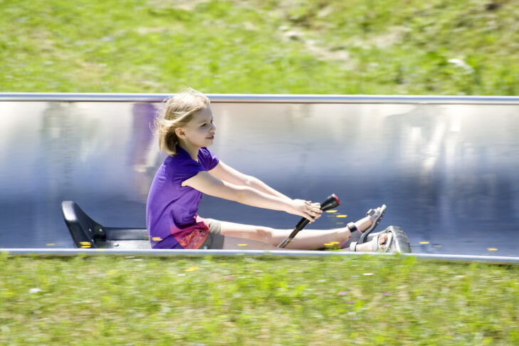 Gerade für Kinder gibt es auf Sommerrodelbahnen wichtige Regeln, die sie und vor allem ihre Eltern beachten müssen.