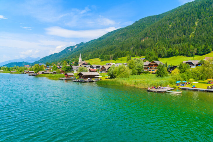 Vom Ufer des Weissensees können Aktivurlauber in der warmen Jahreszeit an vielen Stellen direkt ins Wasser gehen und sich abkühlen.