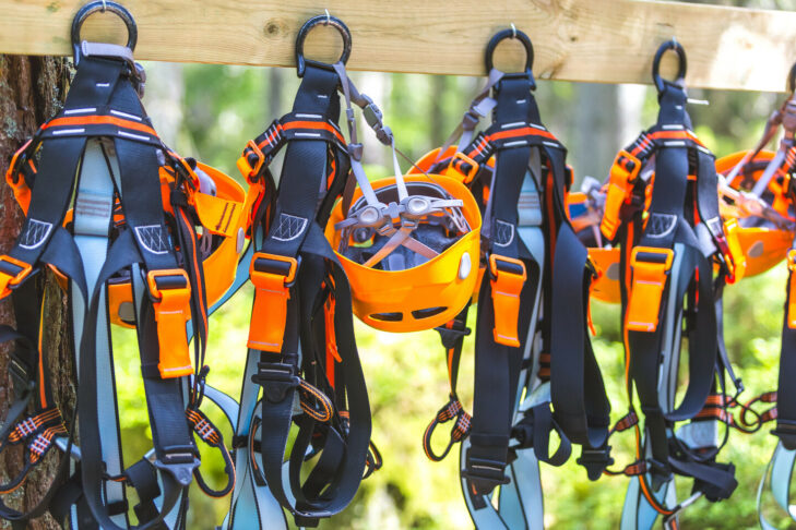 Gurte, Helme und Karabiner sind im Hinblick auf die Ausrüstung in Kletterparks absolute Pflicht. Sie werden vor Ort immer zum Leihen angeboten.