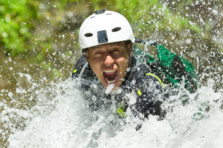 Spaß im Wasser entsteht beim Canyoning vor allem dann, wenn sich die Teilnehmer an die Regeln halten und die Guides aufmerksam das Wetter beobachten.