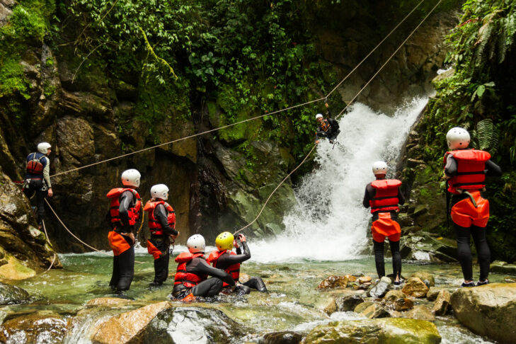Teamwork und gute Stimmung sorgen für den optimalen Ablauf einer Canyoning-Tour in den Bergen.