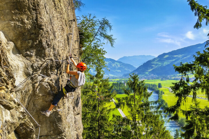 Die Felswände mancher Klettersteige, wie hier im Zillertal, können fast senkrecht abfallen und sind daher auch nur etwas für Profis.