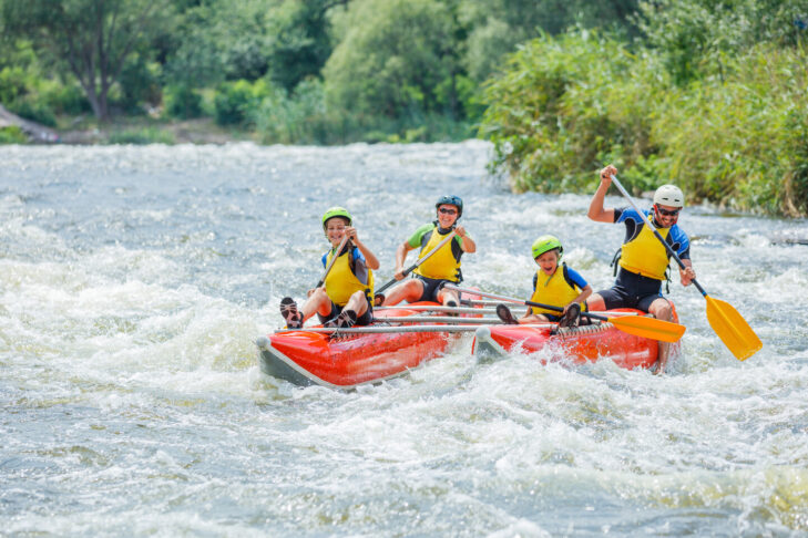 Für Familien wird das Rafting mit Kindern immer beliebter, da heute viele Veranstalter auch spezielle Anfänger-Touren anbieten.