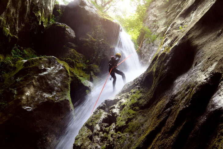 In Wasserfällen abseilen, von Felsvorsprüngen ins Wasser springen und durch spektakuläre Schluchten wandern - das ist Canyoning.