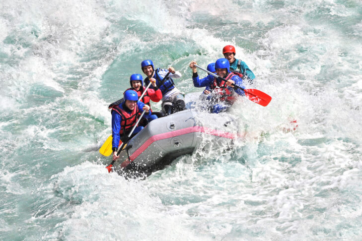 Ab ins Boot und das Wildwasser in den Alpen genießen: Rafting gehört im Sommer zu den gefragtesten Outdoor-Aktivitäten.