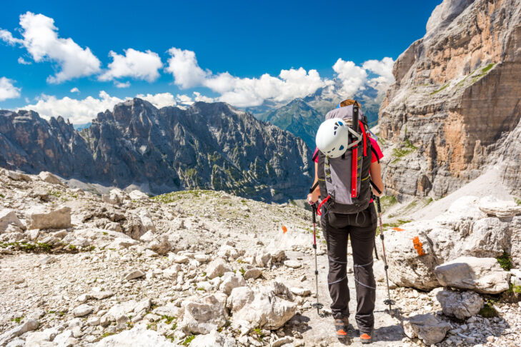 Aktivurlauber, die im Sommer in die Alpen reisen, um dort Klettersteige zu entdecken, müssen immer die passende Sicherheitsausrüstung wie einen Helm sowie genügend Proviant und Wechselkleidung im Rucksack haben.