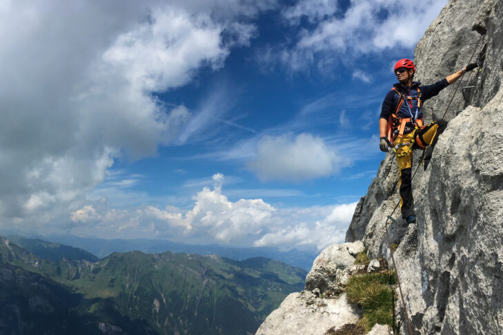 In Klettersteigen können Aktivurlauber in den Alpen im Sommer gut gesichert und direkt drin im Fels die Aussicht vom Berg genießen.
